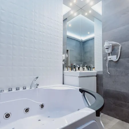 Leo Main Square Hotel